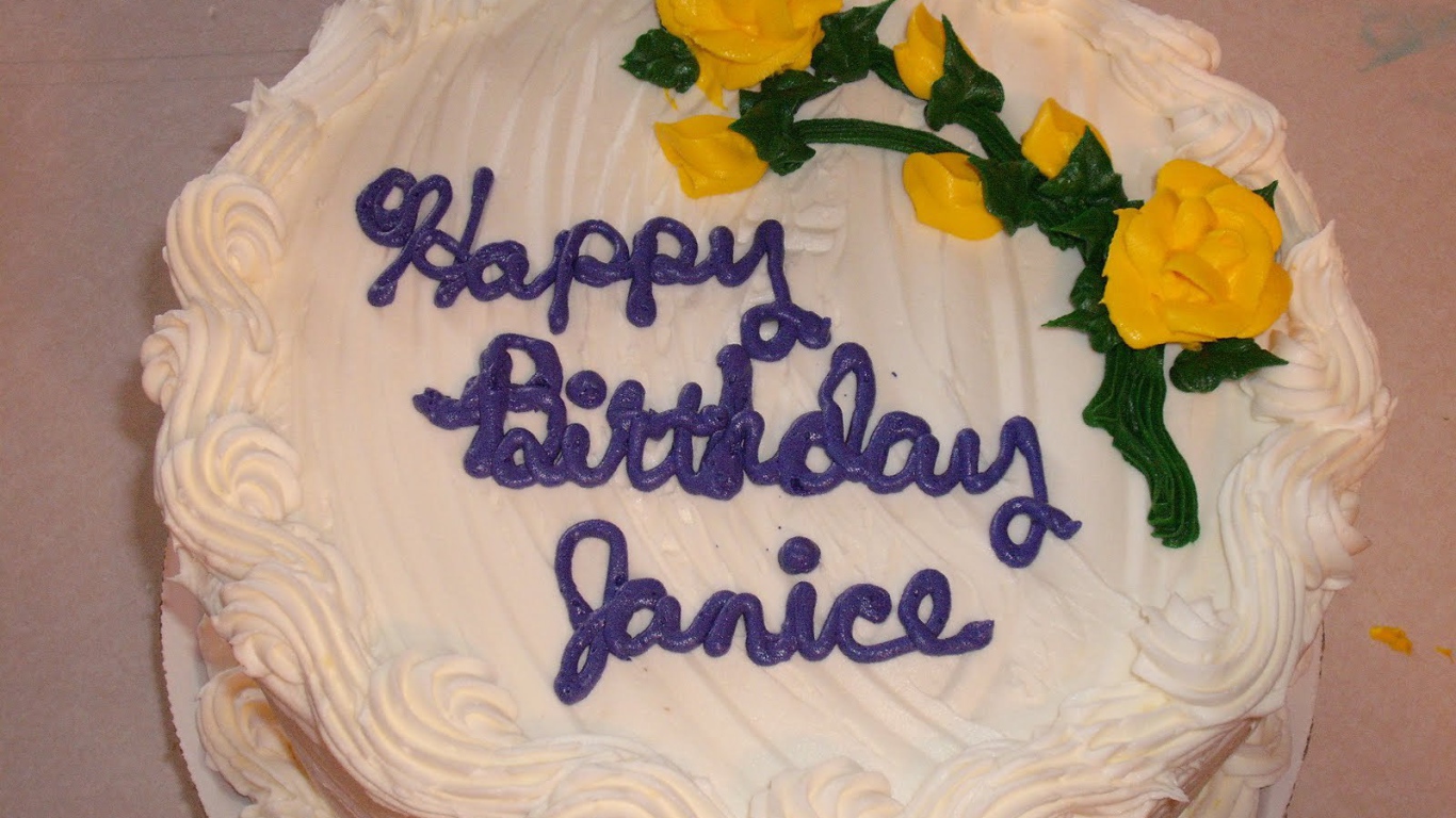 Белый торт на день рождения