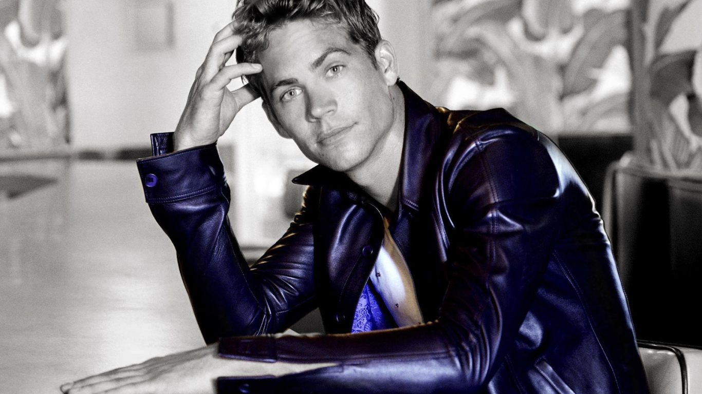 Пол Уокер в фиолетовой куртке