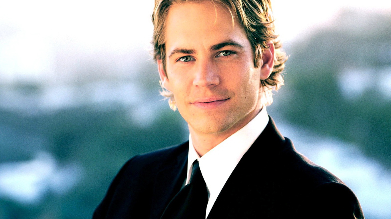 Пол Уокер в черном костюме