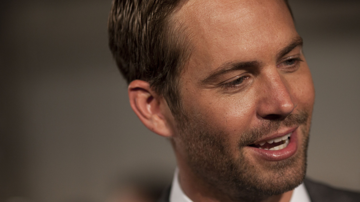 Пол Уокер поет песню