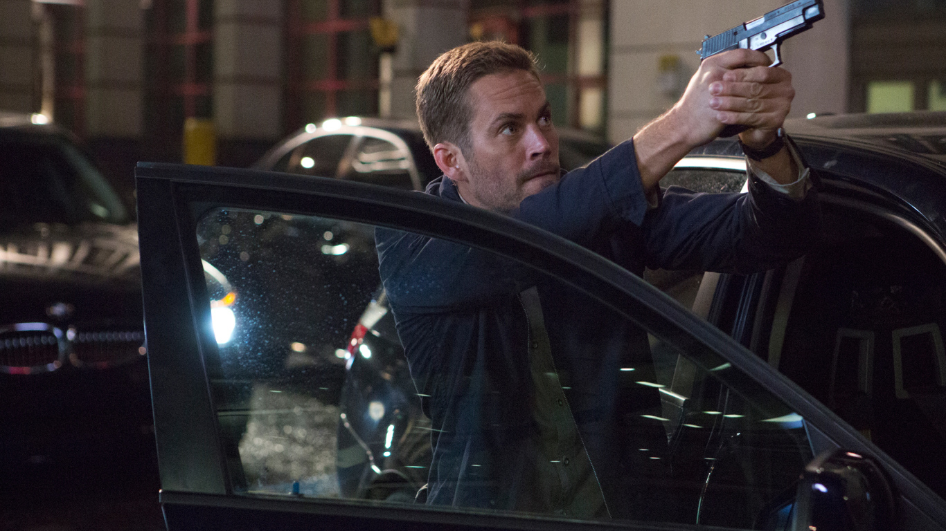 Пол Уокер с пистолетом