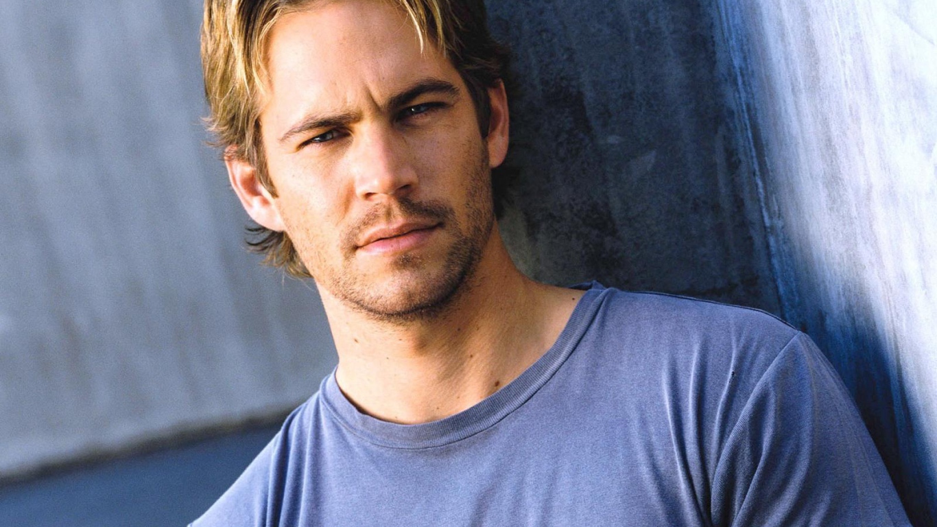 Знаменитый актер Пол Уокер в синей футболке