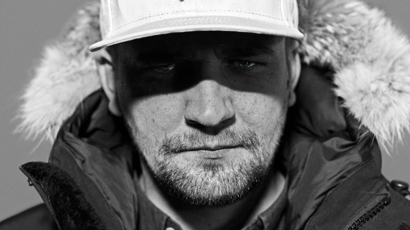 Баста в белой шапочке