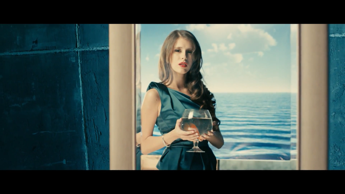 Эльвира Т поет в клипе