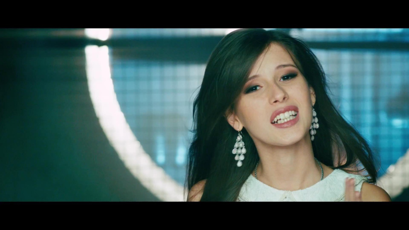 Эльвира Т улыбается