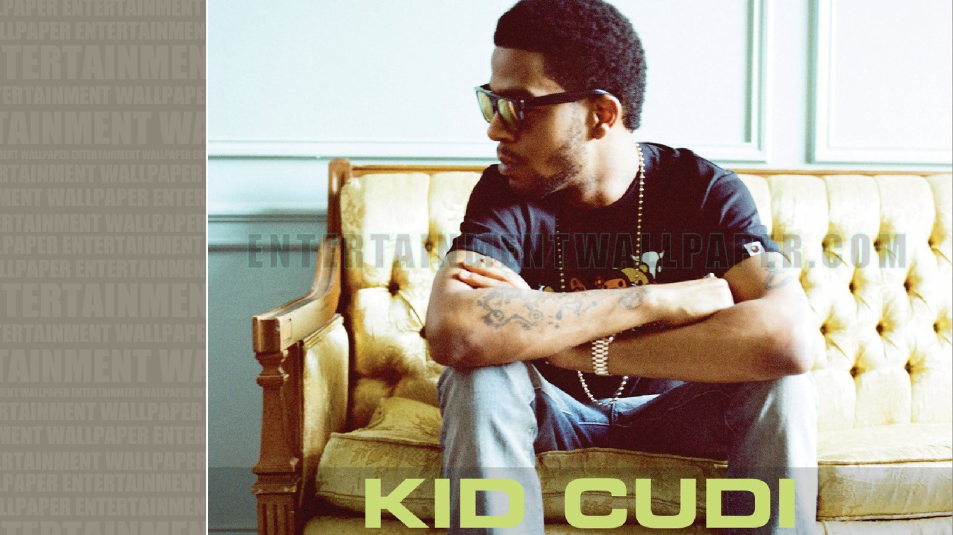 Kid Cudi сидит на желтом диване