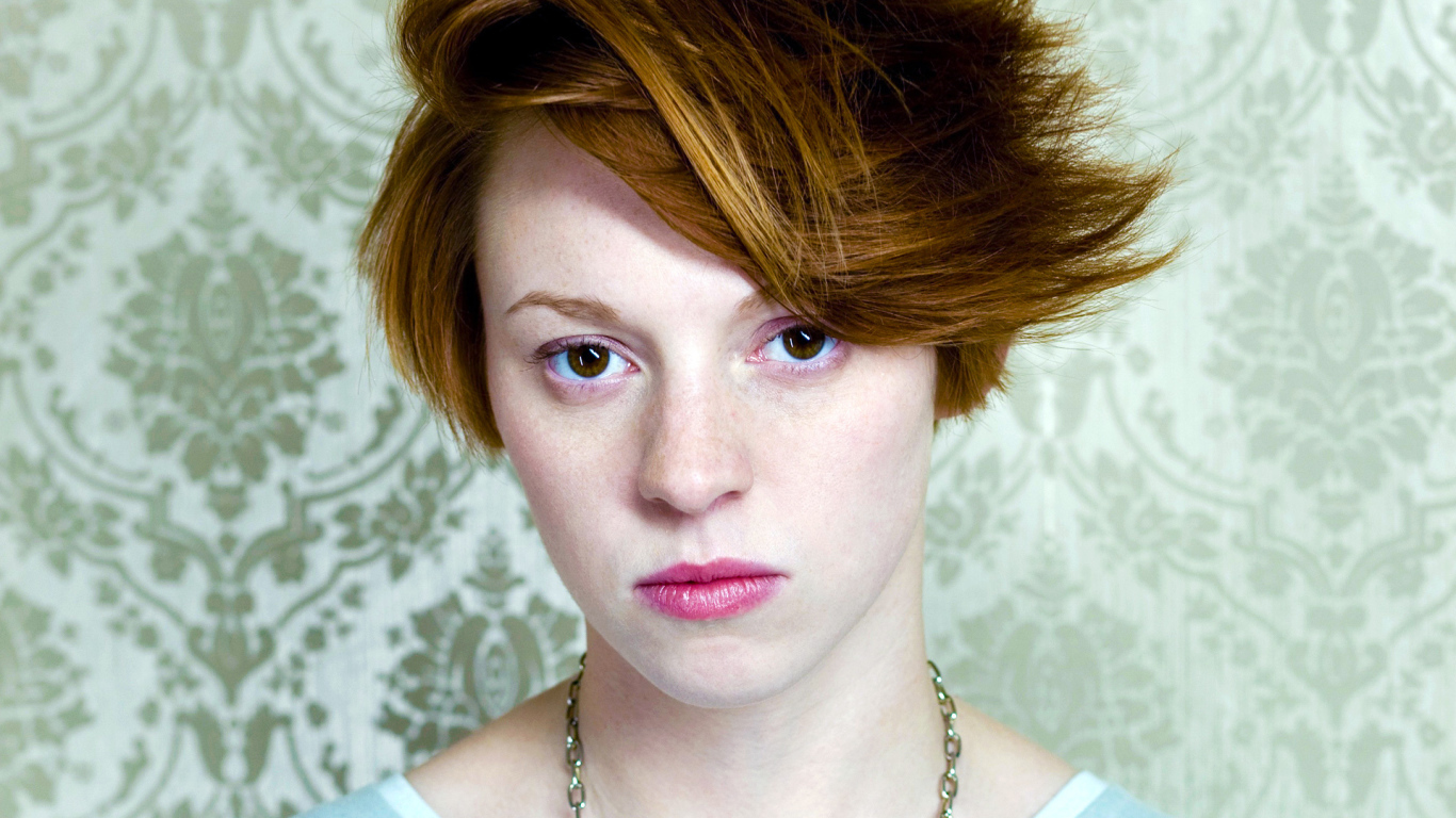 La Roux в зеленом фоне