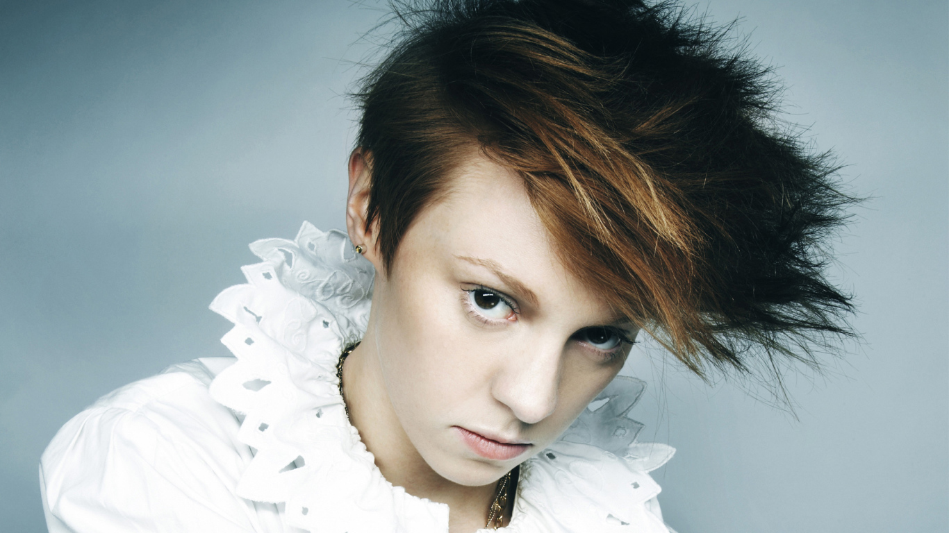 La Roux в белой рубашке