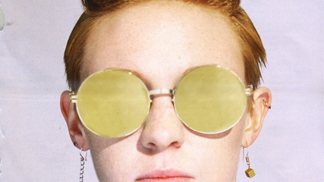 La Roux в желтых очках