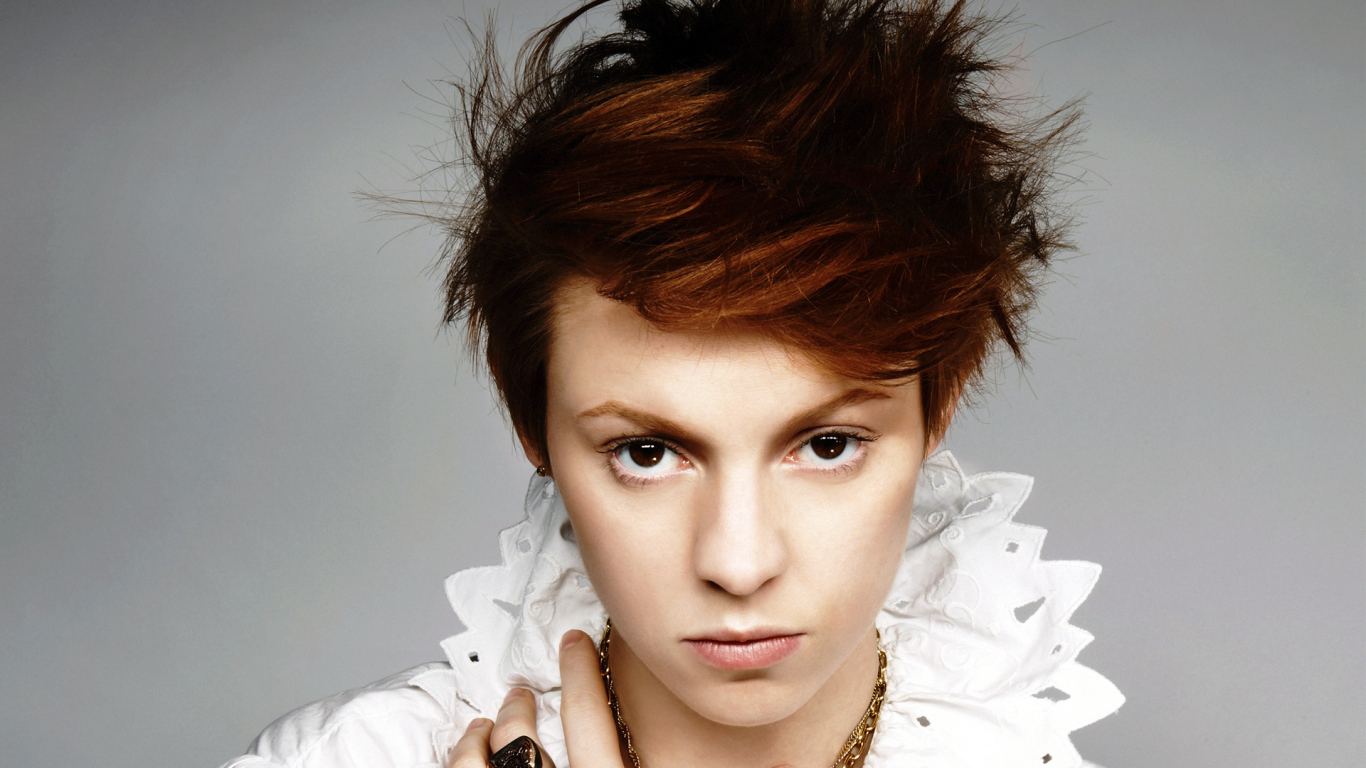 La Roux сердитый взгляд