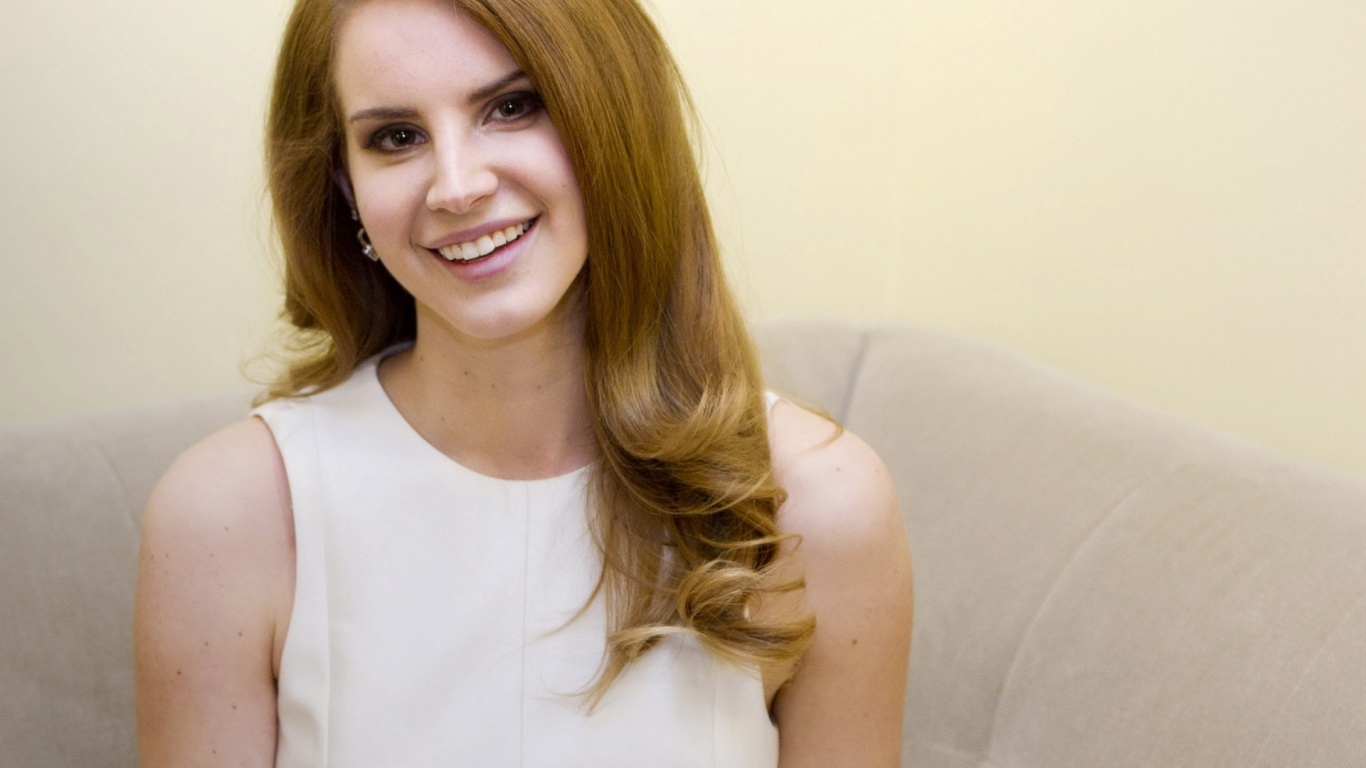 Lana Del Rey очаровательная улыбка