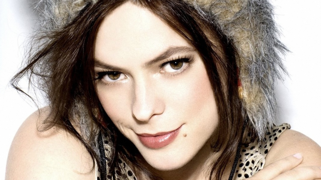 Ленка улыбается