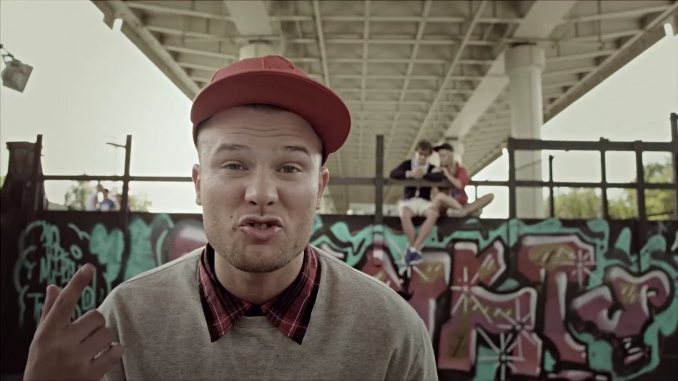 Макс Корж поет песню Где Я