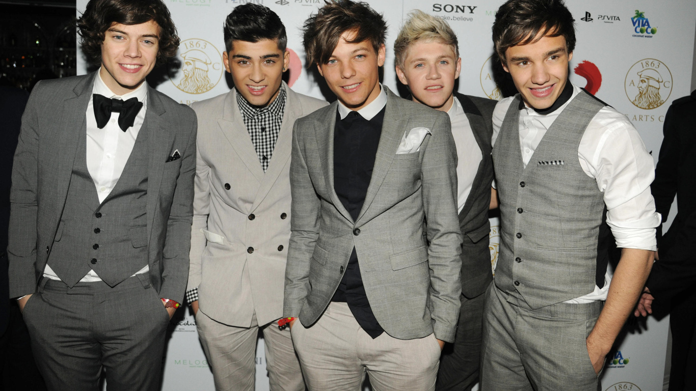 One Direction в костюмах