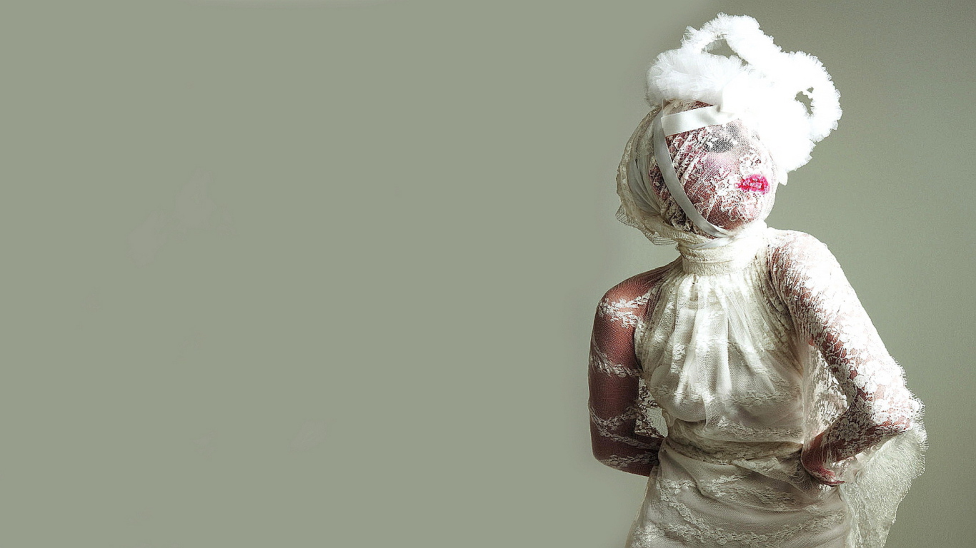 Эпатажная певица Леди Гага на светлом фоне