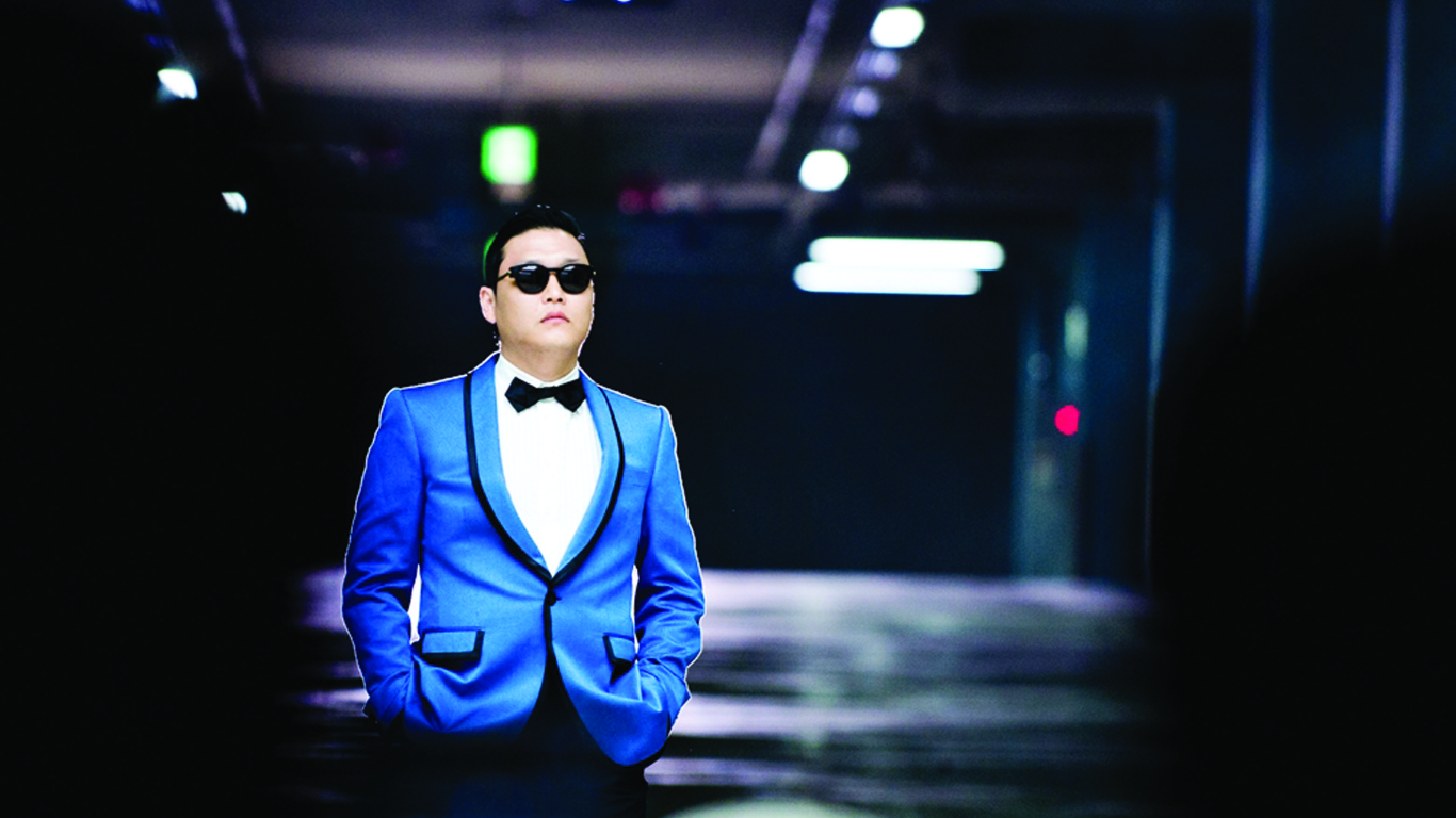 PSY в голубом костюме