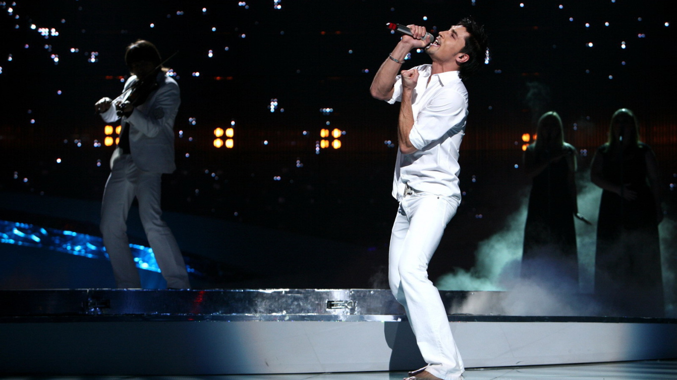 Исполнитель Дима Билан на концерте