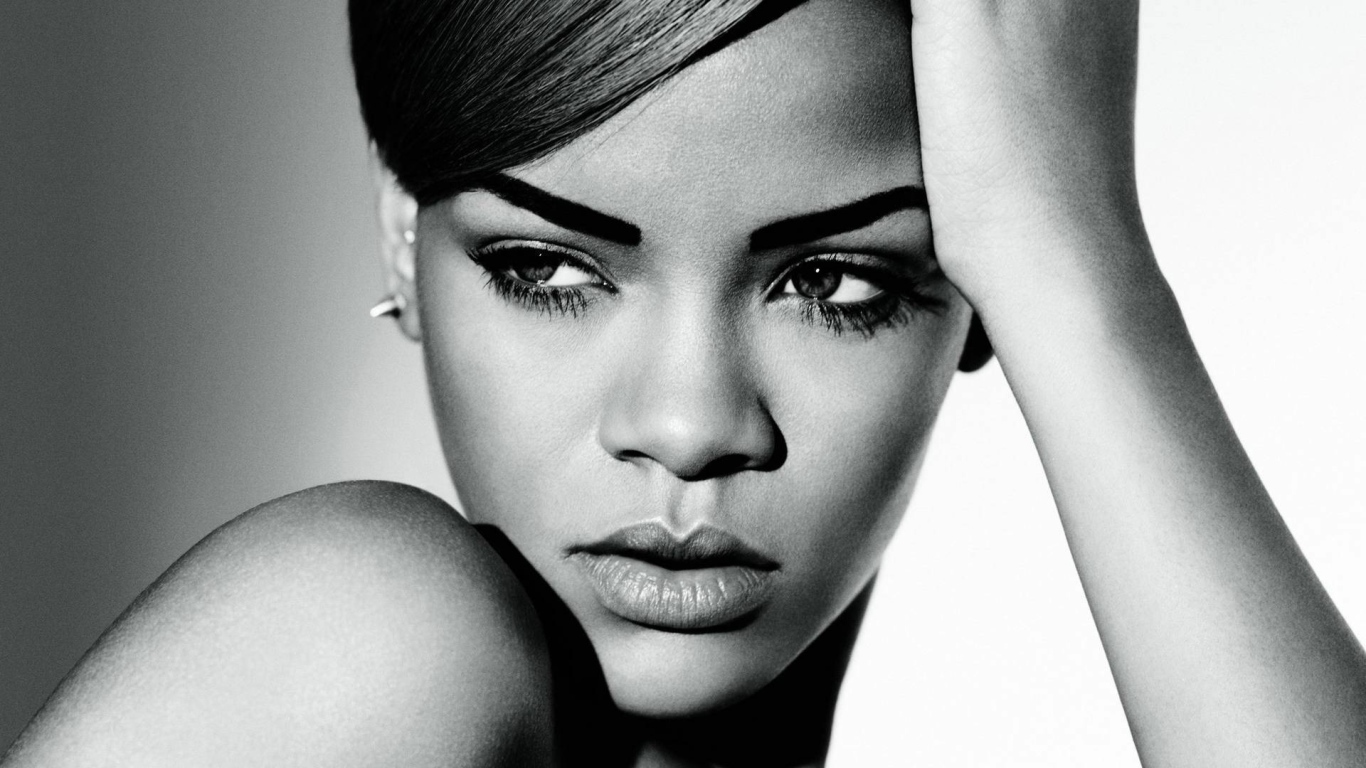 Rihanna сердитый взгляд
