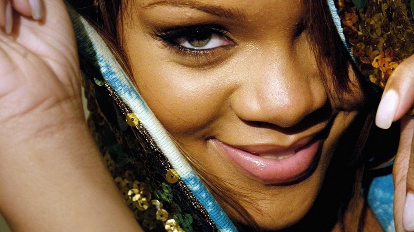 Rihanna привлекательная улыбка
