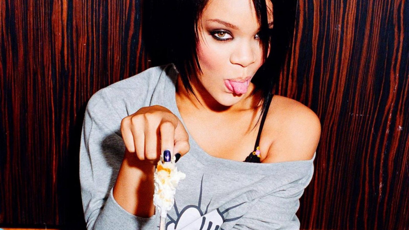 Рианна показывает язык