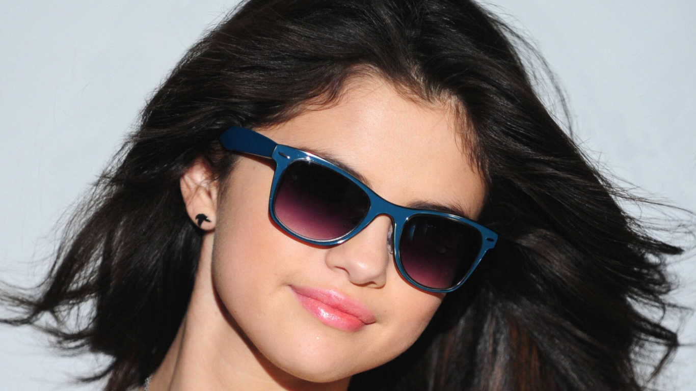 Selena Gomes with glasses