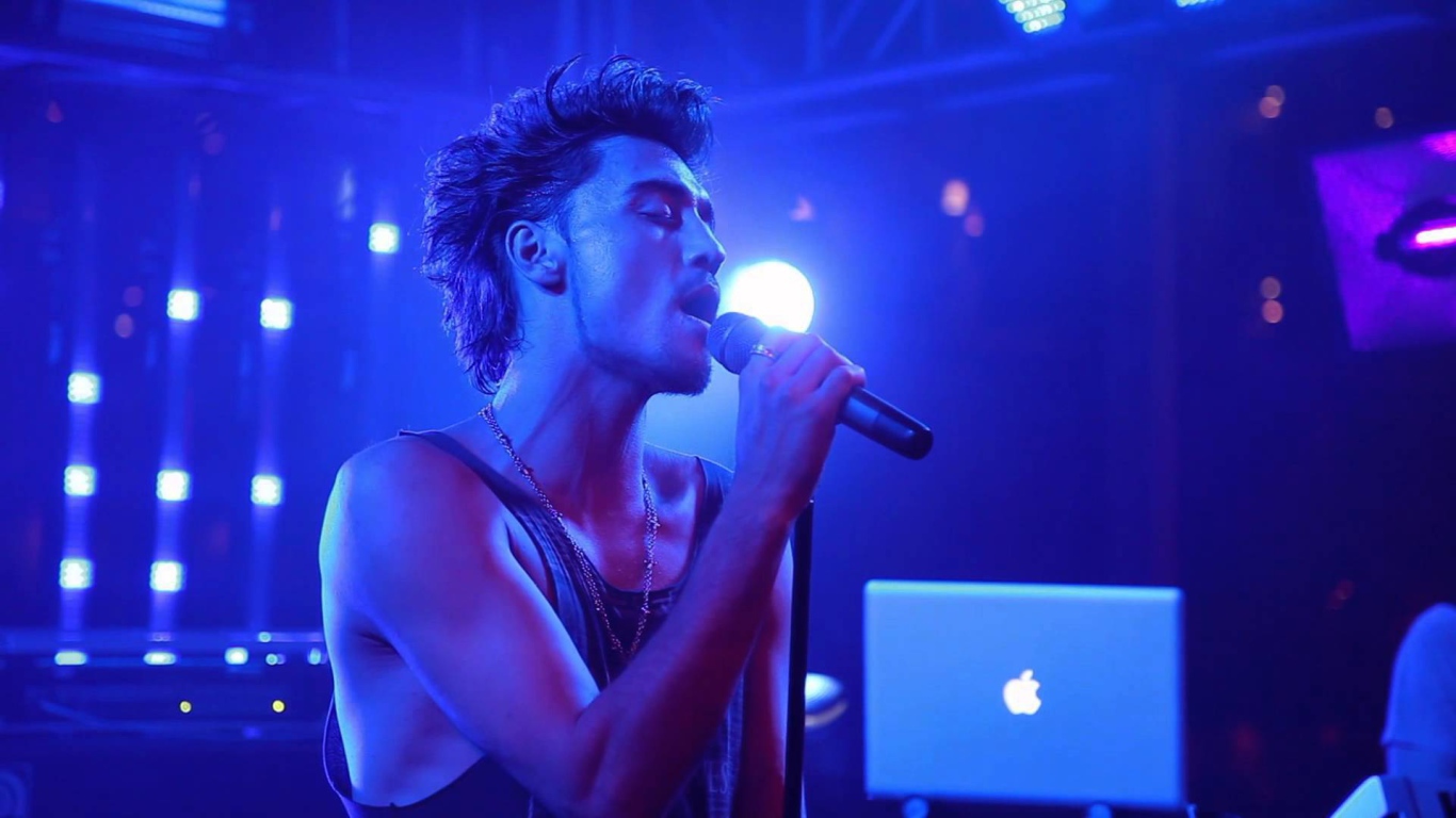 Певец Дима Билан поет песню Малыш