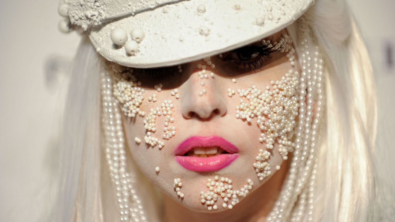 Певица Леди Гага в бусинках