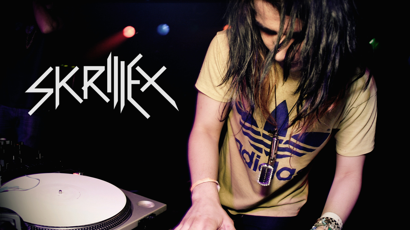 Skrillex в Adidas желтой футболке