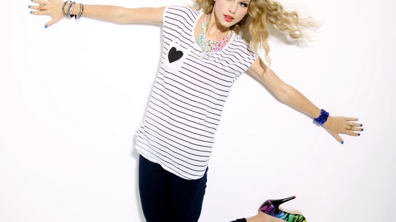 Taylor Swift в майке с сердечком