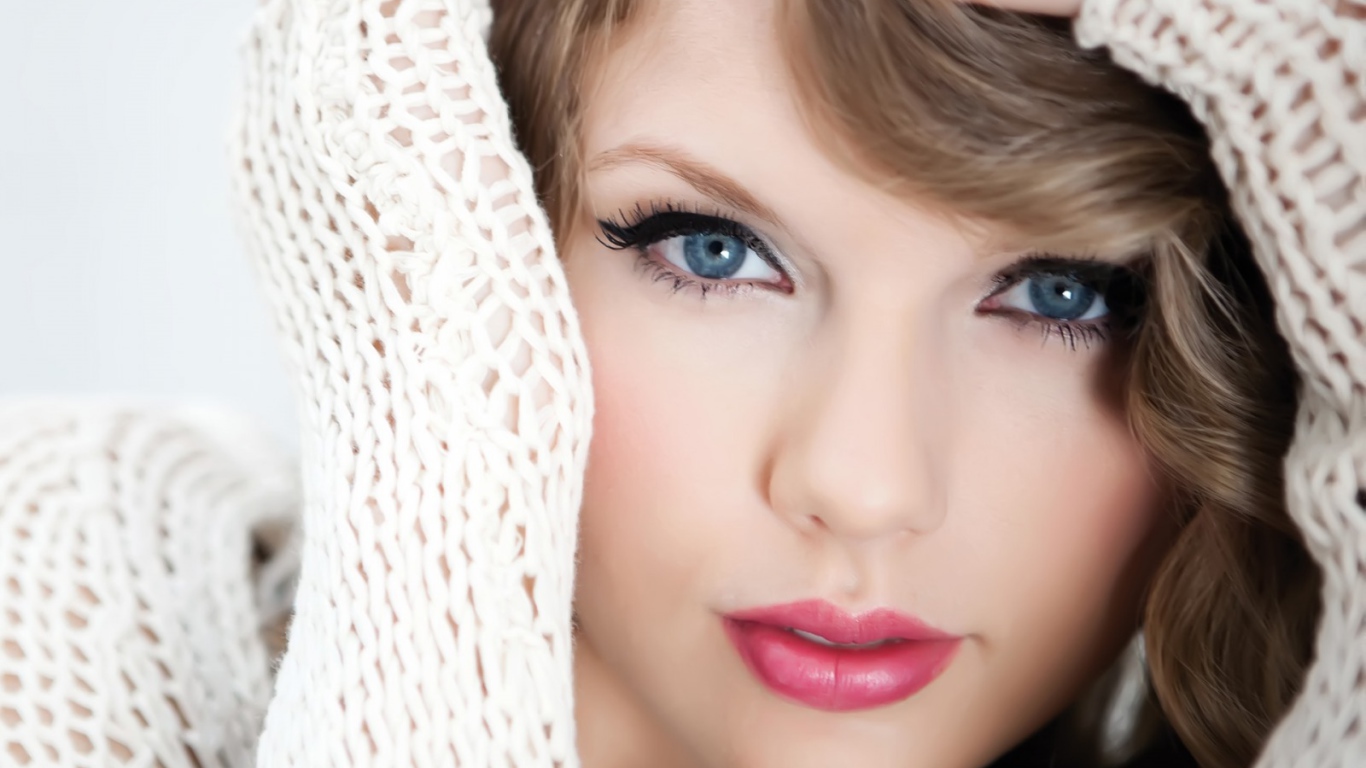 Taylor Swift в свитере