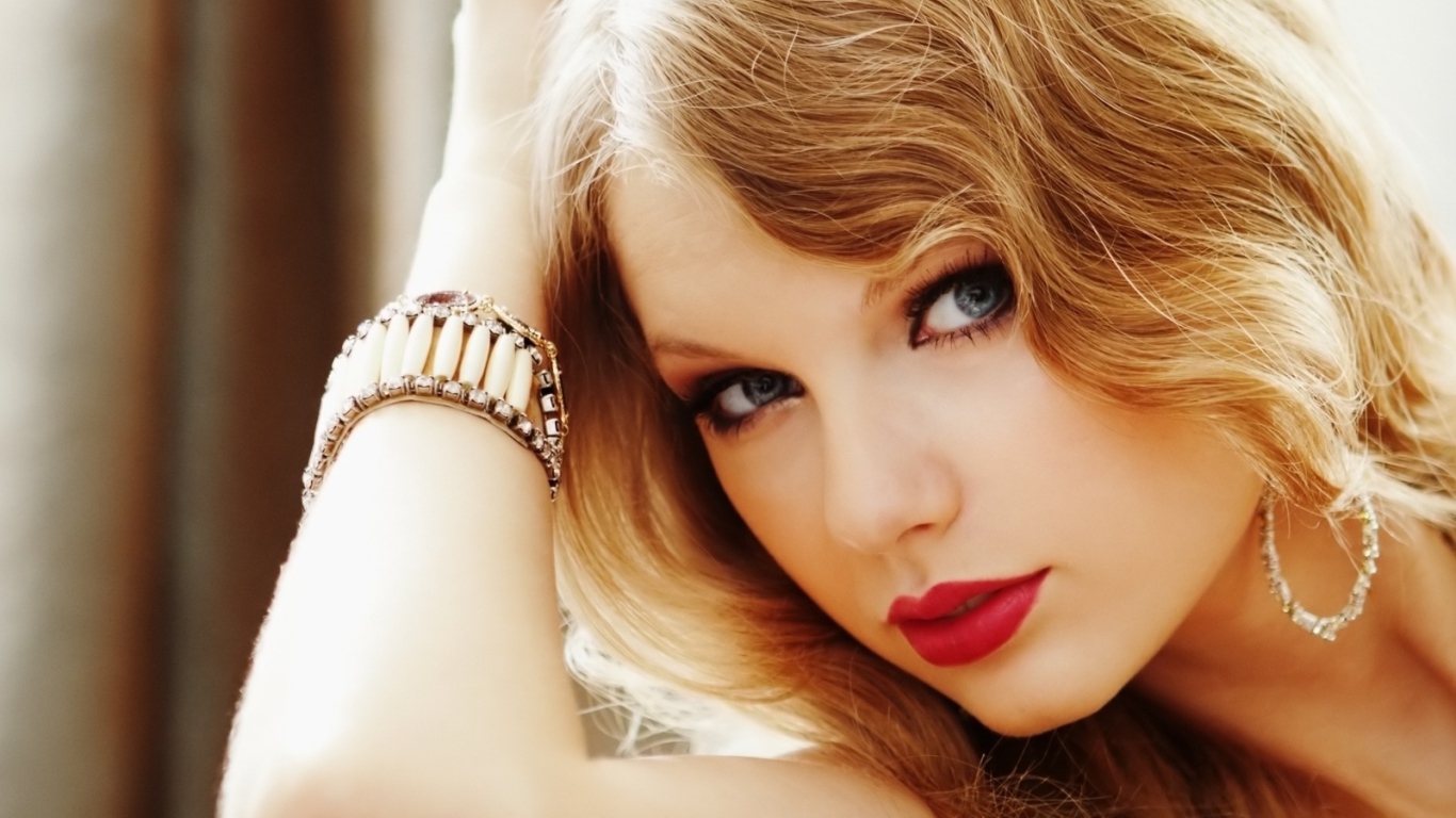Taylor Swift red lips
