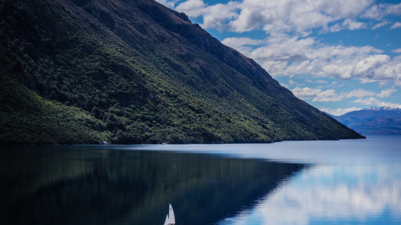 Склон горы у озера