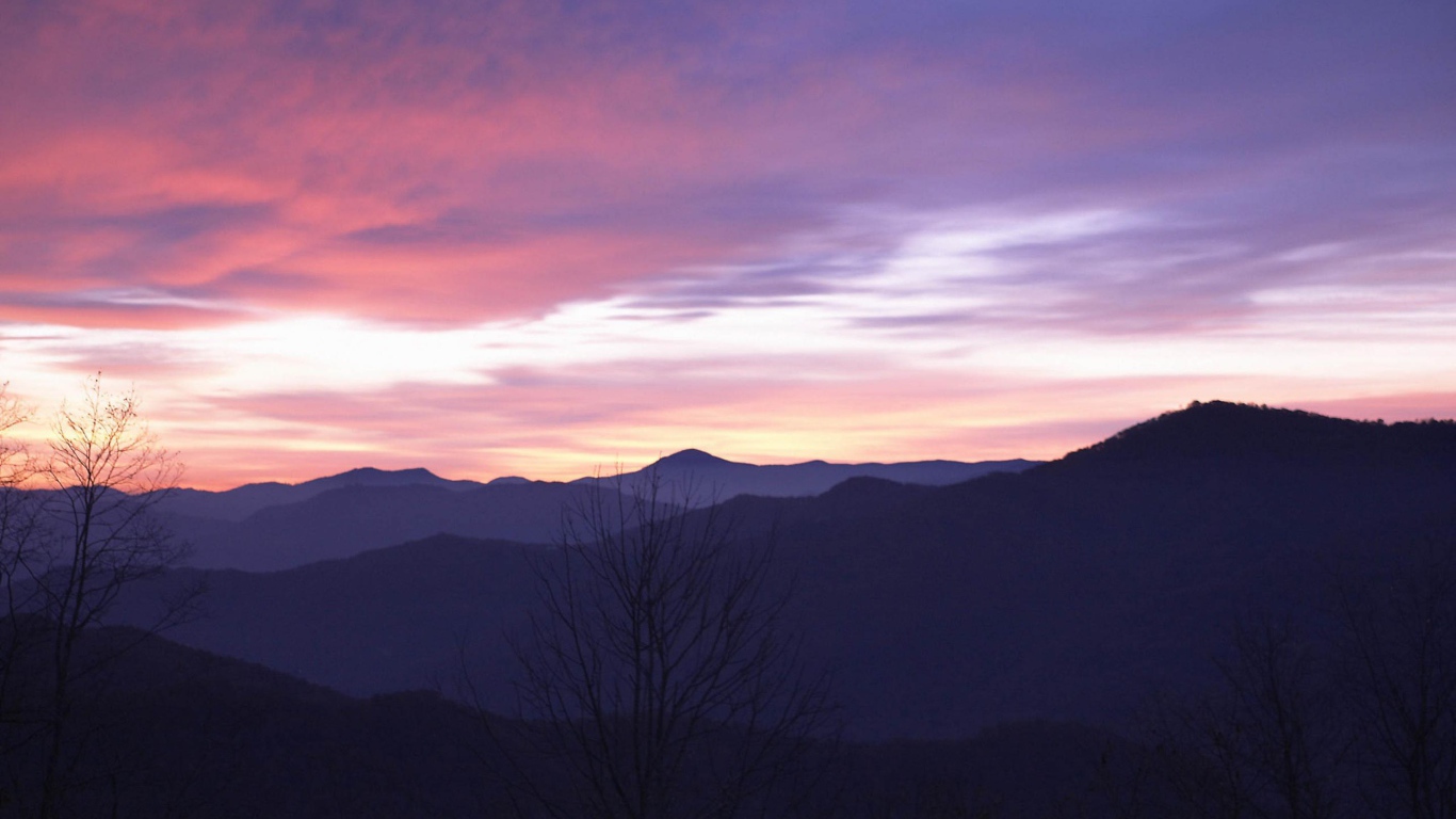 Горы на пурпурном закате