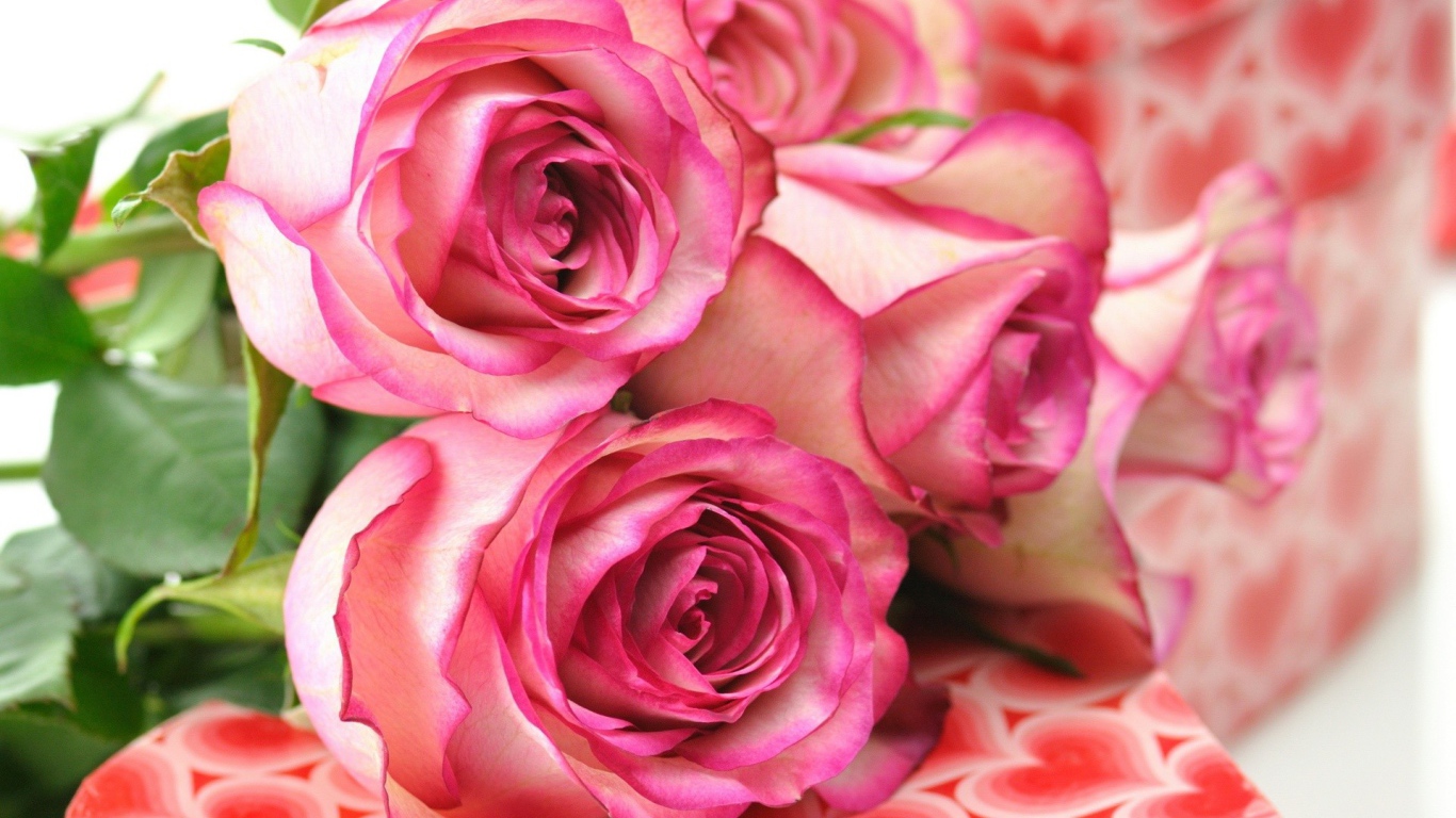 Букет роз лежит на коробке