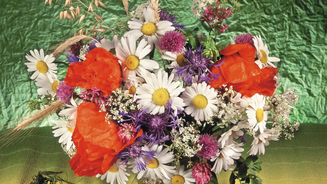 Букет из ромашек и других цветов