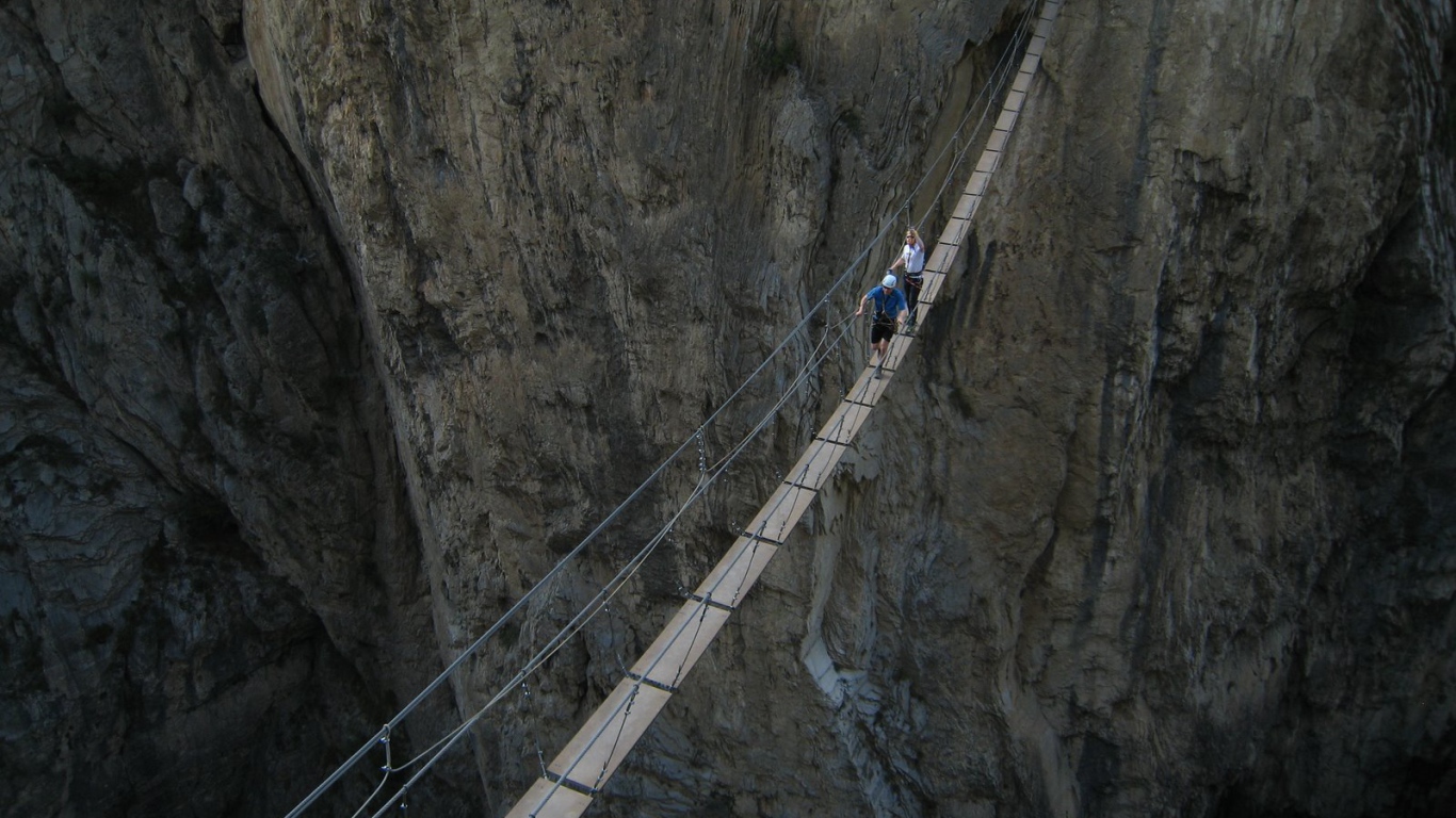 Подвесной мост через пропасть