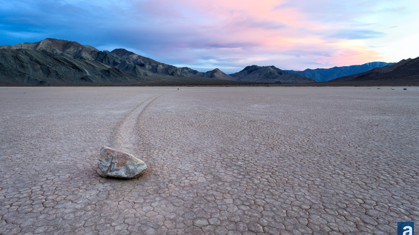 Фотография камня на фоне гор