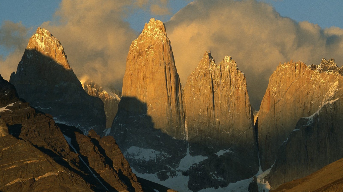 Скалы освещенные солнцем