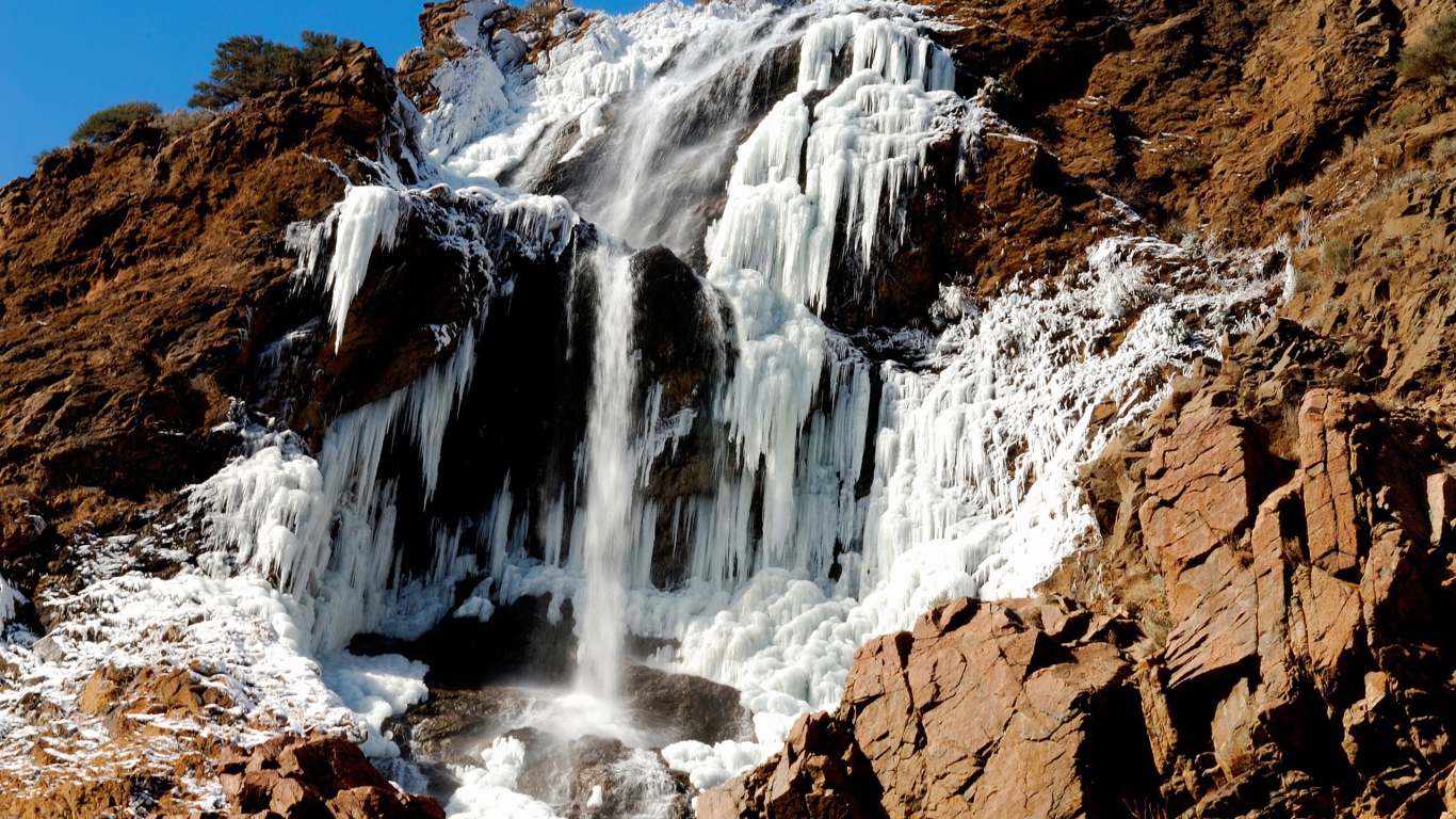 Ледяной водопад в горах