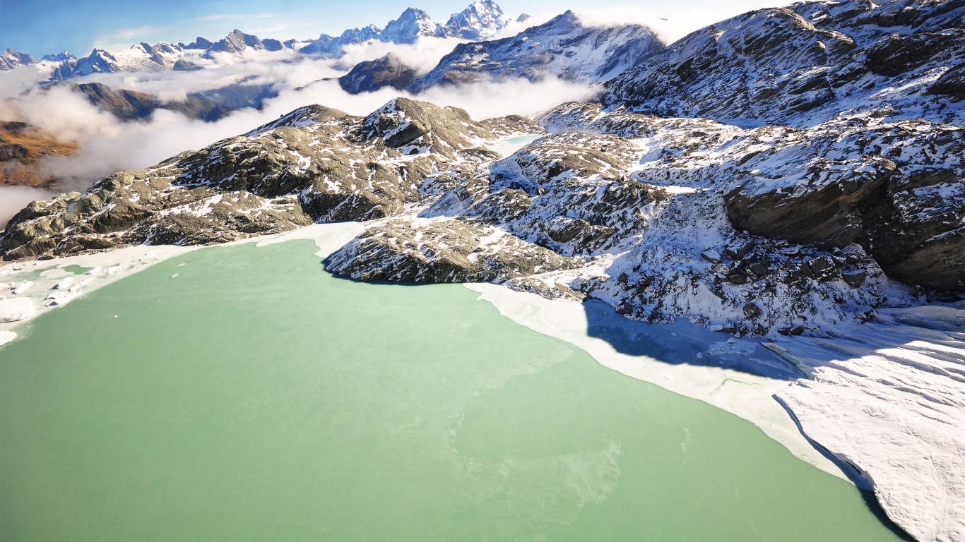 Озеро среди гор