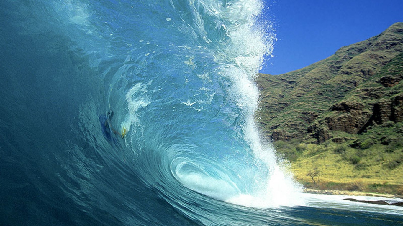 Человек в волне