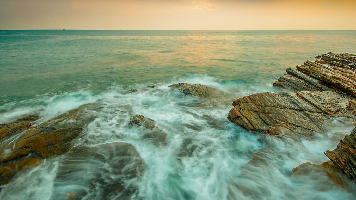 Морские волны на камнях