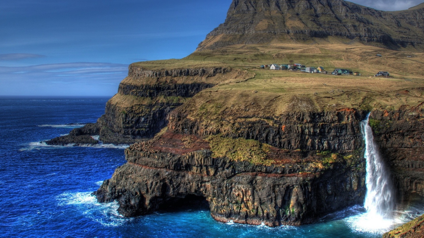 Деревня на крутом берегу моря