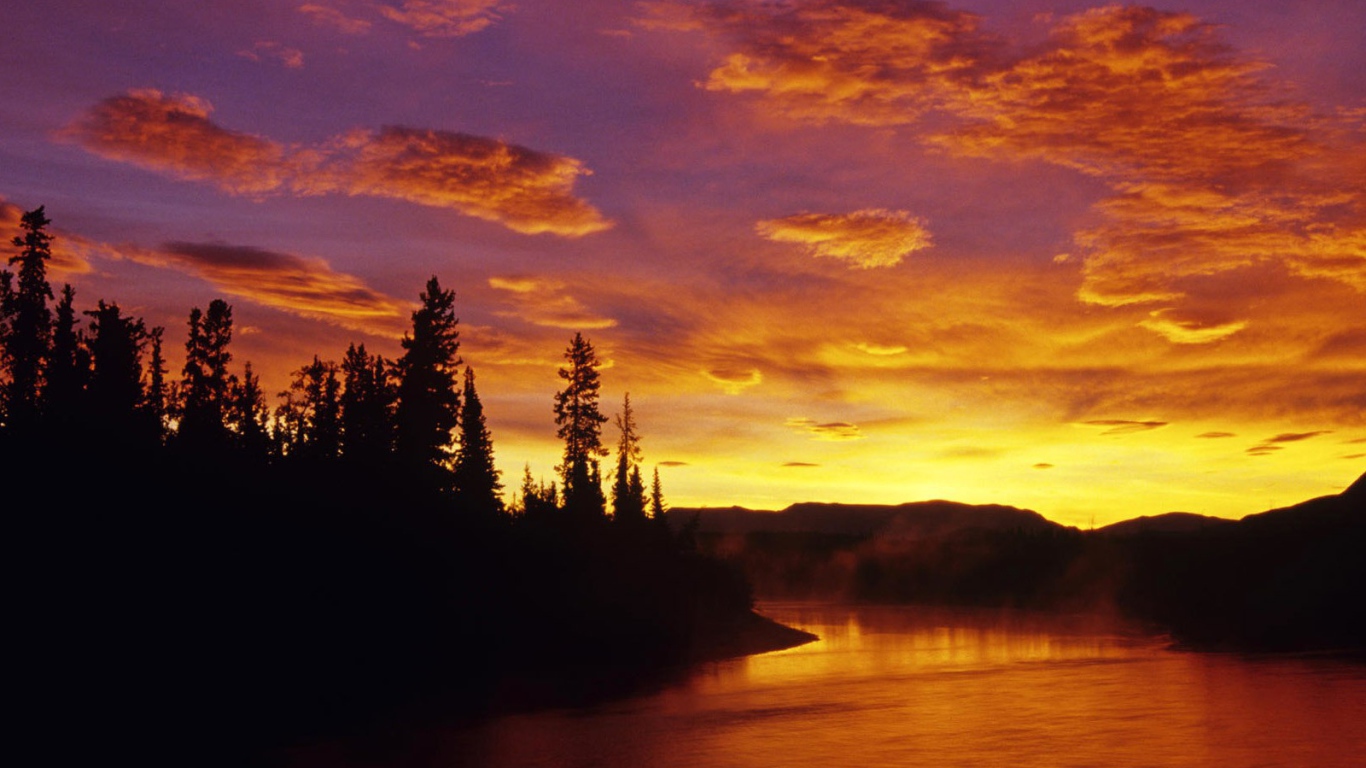 Красный закат на реке