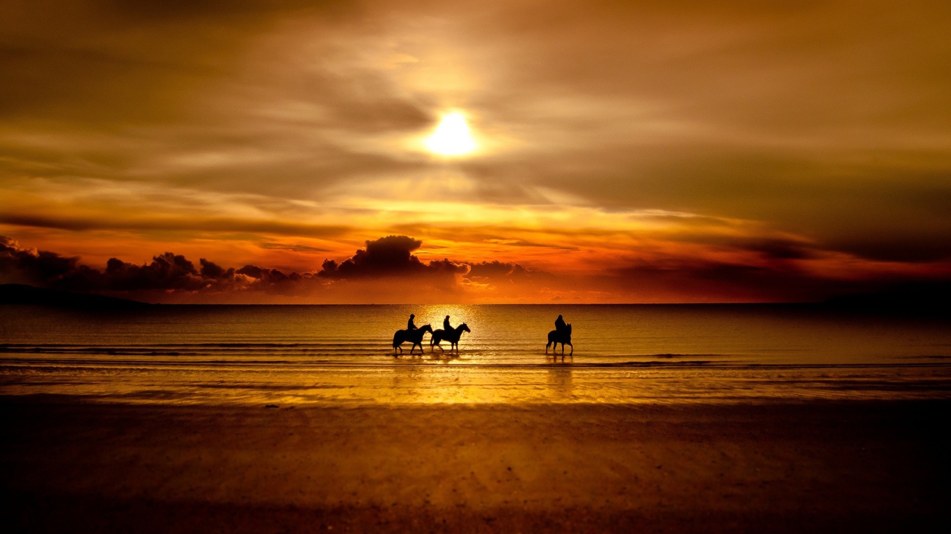 Всадники на лошадях на пляже