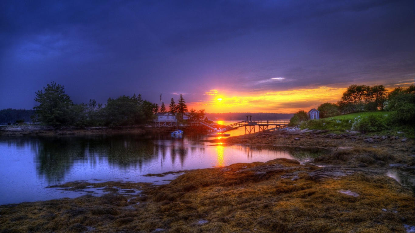 Закат над озером