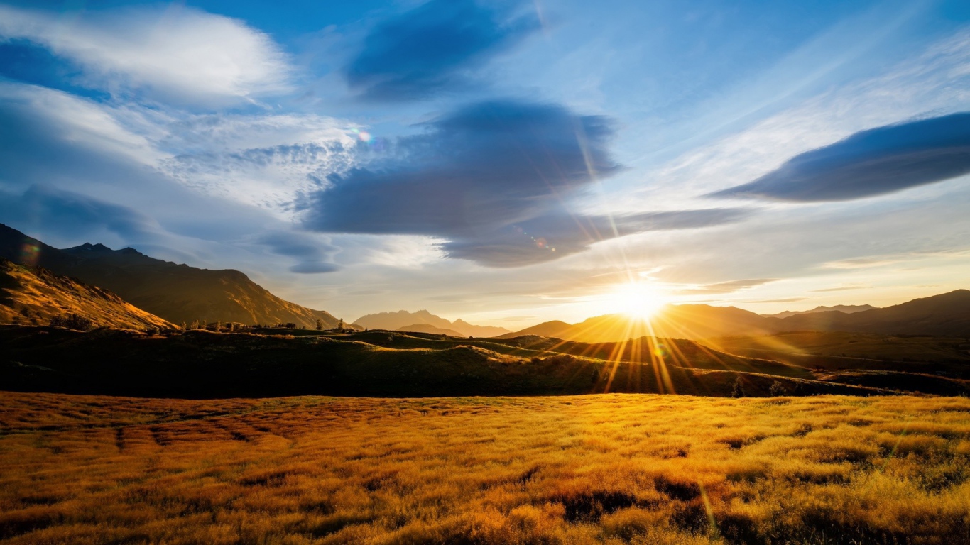 Солнце заходит за гору