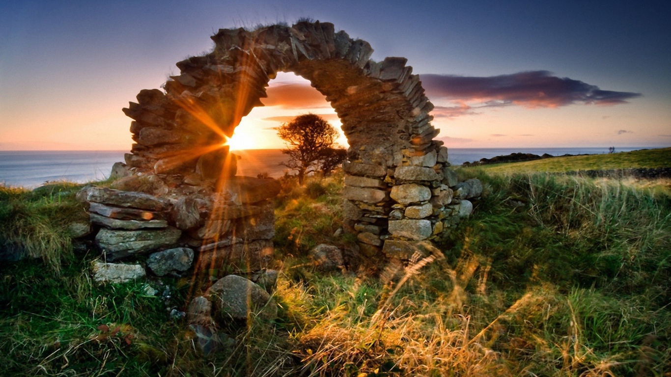 Закат у старинной арки