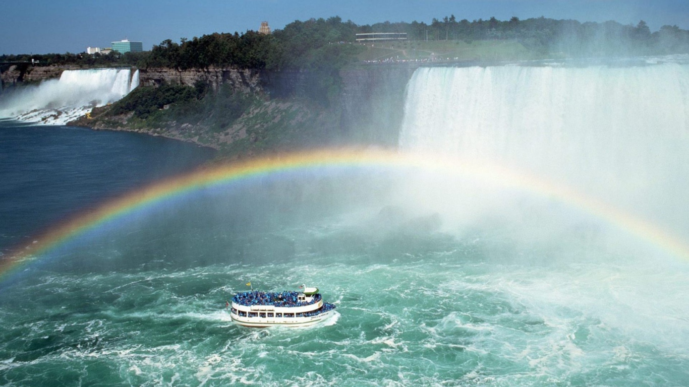 Катер под радугой у водопада
