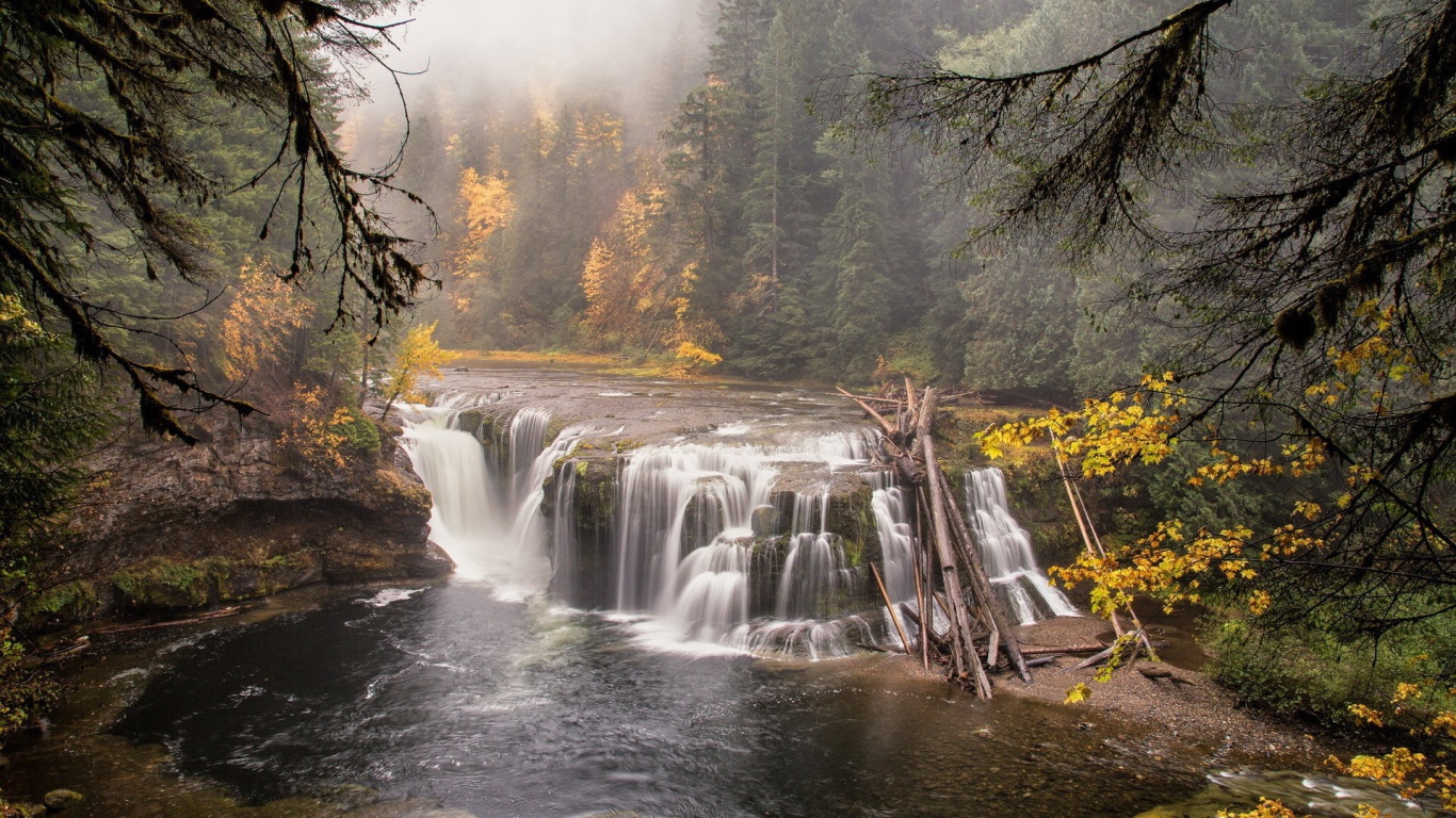 Пейзаж с водопадом на реке